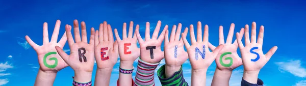 Niños manos construyendo saludos de palabra, cielo azul — Foto de Stock