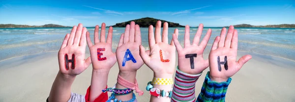 Kinderen handen bouwen Word Gezondheid, Ocean Achtergrond — Stockfoto