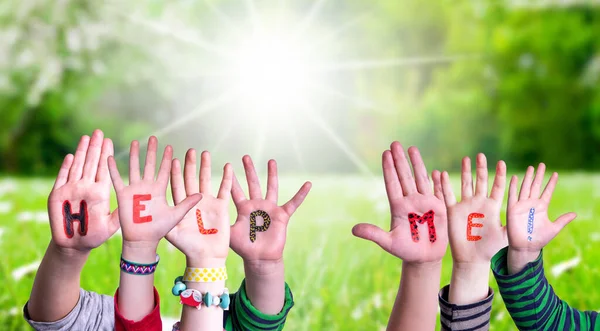 Çocuk Elleri Kelimeleri İnşa Ediyor Yardım et Çimen Çayırı — Stok fotoğraf