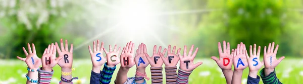 Kinderen handen bouwen Woord Ihr Schafft Das Betekent dat je dat kunt doen, Grasveld — Stockfoto