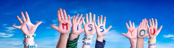 Niños Manos Construyendo Palabra Te Extraño, Cielo Azul —  Fotos de Stock