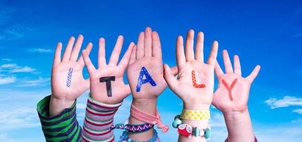 Crianças Mãos Construção Palavra Itália, Céu Azul — Fotografia de Stock