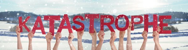 単語カタストロフを保持する人々の手はカタストロフを意味します,雪の冬の背景 — ストック写真