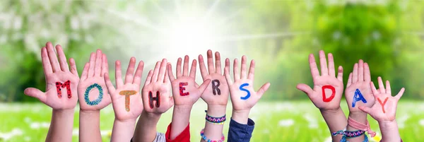Παιδιά Χέρια οικοδόμηση Word Ημέρα Μητέρες, γρασίδι λιβάδι — Φωτογραφία Αρχείου