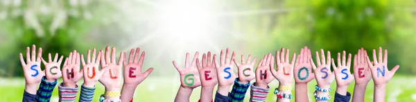 Kinderen handen bouwen Woord Schule Geschlossen Mean School Gesloten, Grasveld — Stockfoto