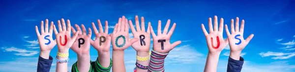 Kinderen handen bouwen Woord Steun ons, Blue Sky — Stockfoto