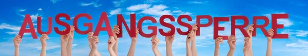 People Hands Holding Word Ausgangssperre Means Curfew, Blue Sky — Stock Photo, Image