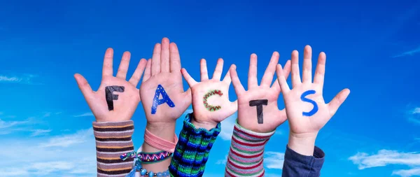 Kinderhände bauen Word Facts, blauer Himmel — Stockfoto