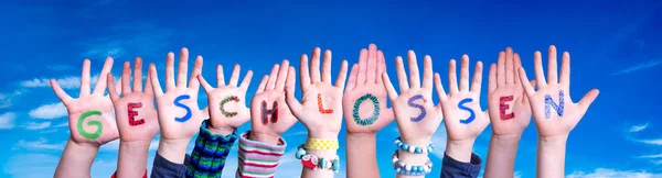 Dzieci Ręce Budowanie Word Geschlossen Oznacza Zamknięte, Błękitne niebo — Zdjęcie stockowe