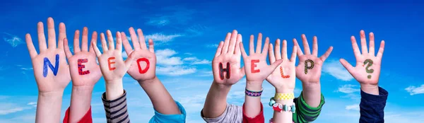 Enfants Mains Bâtiment Mot Besoin d'aide, Ciel Bleu — Photo