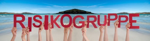 Menschen halten Wort Risikogruppe bedeutet Hochrisikogruppe, Ocean Background — Stockfoto