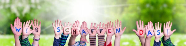Kinderen handen bouwen woord Wir Schaffen Das betekent dat we het kunnen doen, Grasveld — Stockfoto