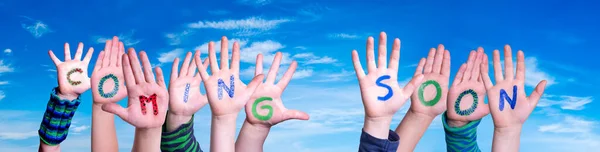 Bambini mani che costruiscono parola in arrivo, cielo blu — Foto Stock