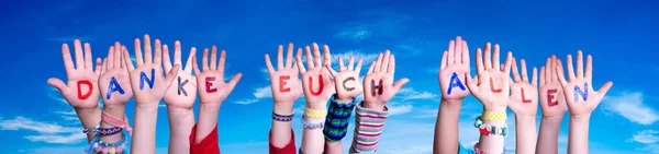 Kinderen handen vasthouden woord Danke Euch Allen Betekent dank u allen, Blue Sky — Stockfoto