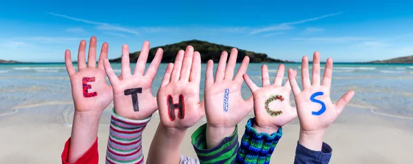 Παιδιά Χέρια Οικοδόμηση Ηθική Λέξη, Ωκεανό φόντο — Φωτογραφία Αρχείου