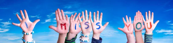 Crianças Mãos Construindo Palavra Eu sinto sua falta, Céu Azul — Fotografia de Stock