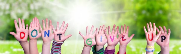 孩子们手拉手造词，不要放弃，草场 — 图库照片