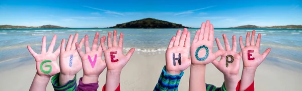 Barn händer bygga ord ge hopp, Ocean Bakgrund — Stockfoto