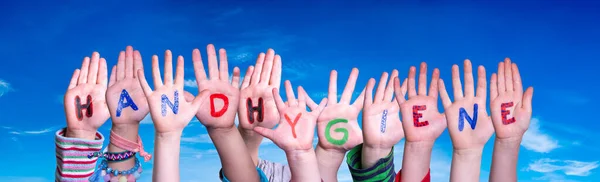 Kinderen handen vasthouden woord handhygiëne betekent hand hygiëne, Blue Sky — Stockfoto