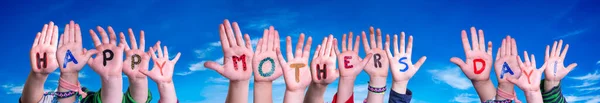 Kinderen handen bouwen Woord Gelukkige Moederdag, Blue Sky — Stockfoto