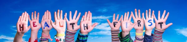 Kinderen Handen Bouwen Woord Gezondheid Eerste, Blue Sky — Stockfoto