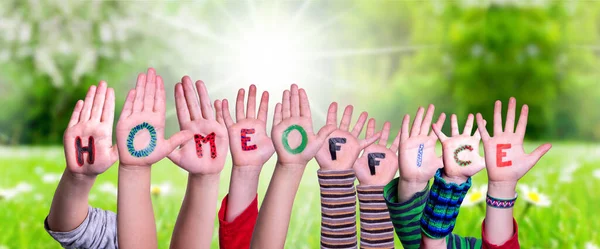 Kids Hands Holding Word Homeoffice azt jelenti, munka otthonról, Fű Meadow — Stock Fotó