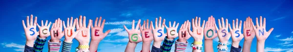 Crianças Mãos Construindo Palavra Schule Geschlossen significa Escola Fechada, Céu Azul — Fotografia de Stock