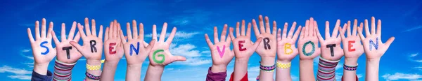 Las manos de los niños construyendo la palabra Streng Verboten significa estrictamente prohibido, cielo azul — Foto de Stock