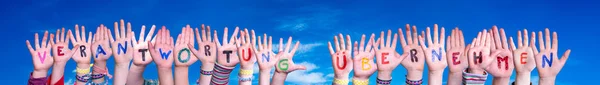 Las manos de los niños, Verantwortung Uebernehmen significan tomar la resposibilidad, cielo azul —  Fotos de Stock