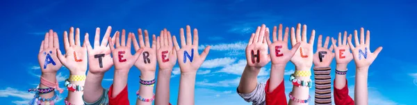 Mani dei bambini che tengono parola Aelteren Helfen significa aiutare anziani, cielo blu — Foto Stock