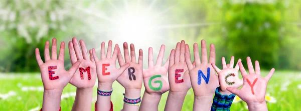 Crianças Mãos Construindo Palavra Emergência, Grama Prado — Fotografia de Stock