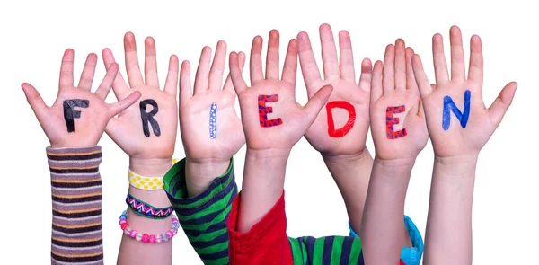 Kinderen Handen bouwen Woord Frieden betekent vrede, geïsoleerde achtergrond — Stockfoto