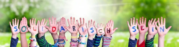 Kids Hands Holding Word Solidarisch Sein Mean Toont solidariteit, Grasveld — Stockfoto