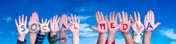 Enfants mains Bâtir le mot Médias sociaux, Ciel bleu — Photo