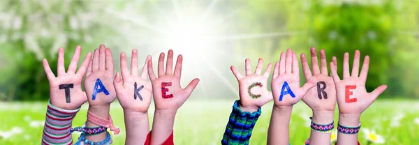 Niños Manos Construyendo Palabra Tenga Cuidado, Pradera de Hierba — Foto de Stock