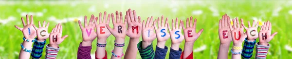 Kinderen handen bouwen Woord Ich Vermisse Euch betekent Ik mis je, Grasweide — Stockfoto