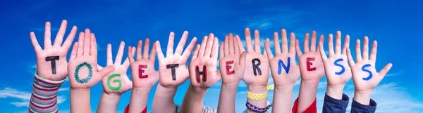 Dětské ruce Stavební slovo Togetherness, Blue Sky — Stock fotografie