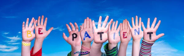 Dzieci Ręce Budowanie Słowa Bądź cierpliwy, Niebieskie Niebo — Zdjęcie stockowe