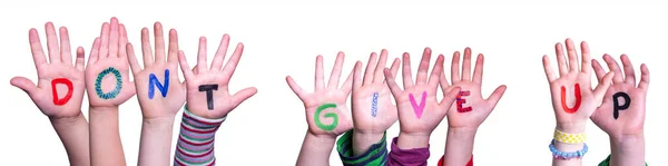 Kinderen handen bouwen woord niet opgeven, geïsoleerde achtergrond — Stockfoto