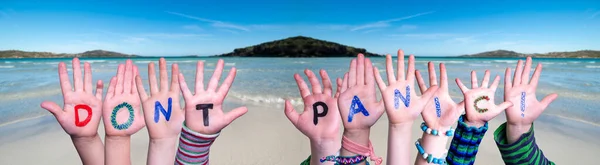 Crianças mãos construindo palavra não entre em pânico, fundo do oceano — Fotografia de Stock