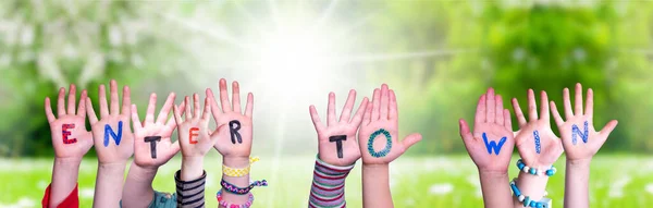 Kinderen handen bouwen Woord Enter om te winnen, Grasveld — Stockfoto