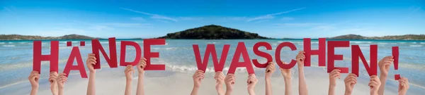 Menschen Hände halten Wort Haende Waschen bedeutet Hände waschen, Ocean Background — Stockfoto