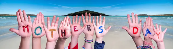 Crianças Mãos Construindo Palavra Dia das Mães, Fundo Oceano — Fotografia de Stock