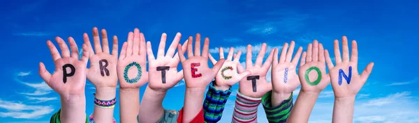 Mani dei bambini che tengono la protezione della parola, cielo blu — Foto Stock