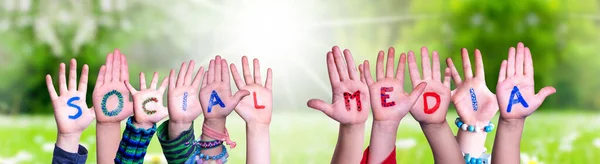 Gyermekek kezek építése Word Social Media, Fűrét — Stock Fotó