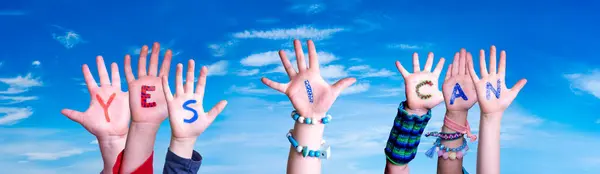 Crianças Mãos Construindo Palavra Sim Eu posso, Céu Azul — Fotografia de Stock