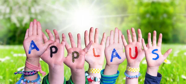 Παιδιά Χέρια οικοδόμηση Word Applaus σημαίνει Χειροκρότημα, γρασίδι λιβάδι — Φωτογραφία Αρχείου