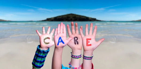 Kinderen handen bouwen Word Care, Ocean Achtergrond — Stockfoto
