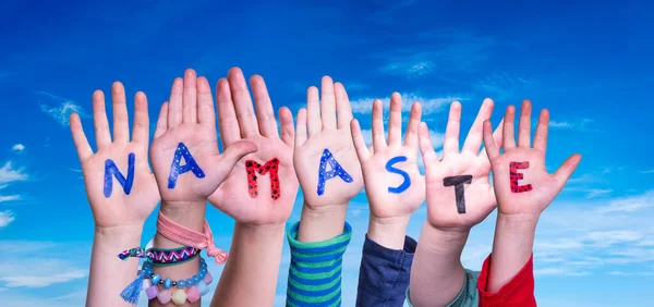 Bambini Mani Costruzione Parola Namaste significa Ciao, cielo blu — Foto Stock