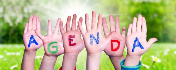 Bambini mani che costruiscono Word Agenda, Erba Prato — Foto Stock